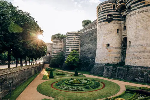 À la découverte des châteaux proches d'Angers 3 https://reservation.destination-angers.com/medias/images/prestataires/2857651-5b9251c80000000000000000_medium_2363246.jpg_10