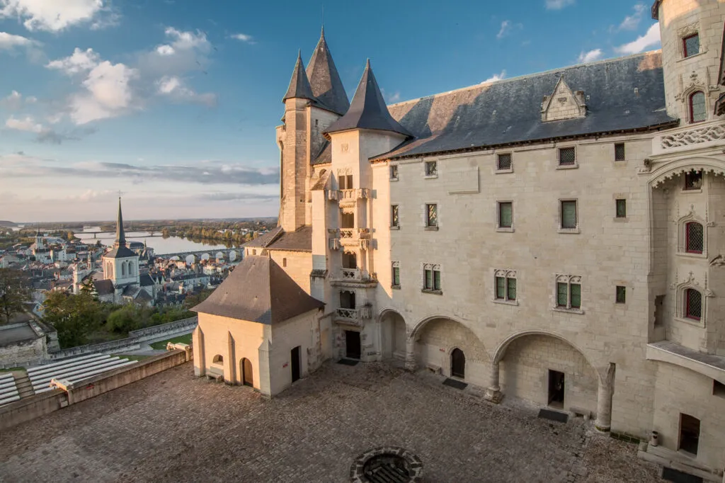 Les châteaux à découvrir près de Saumur 4 Château de Saumur - La cour d'honneur_2