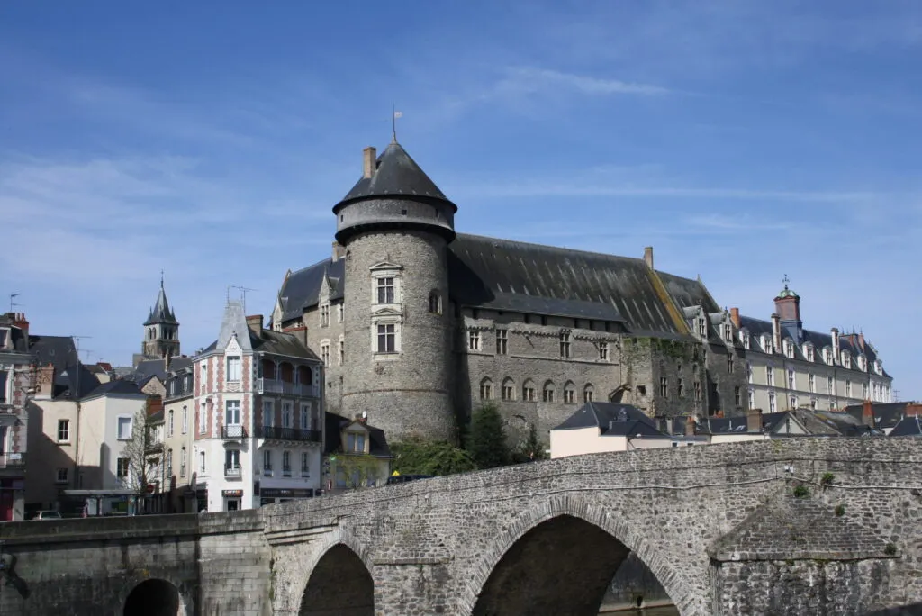 Les plus beaux châteaux autour du Mans et de Laval 9 Le vieux chateau de Laval