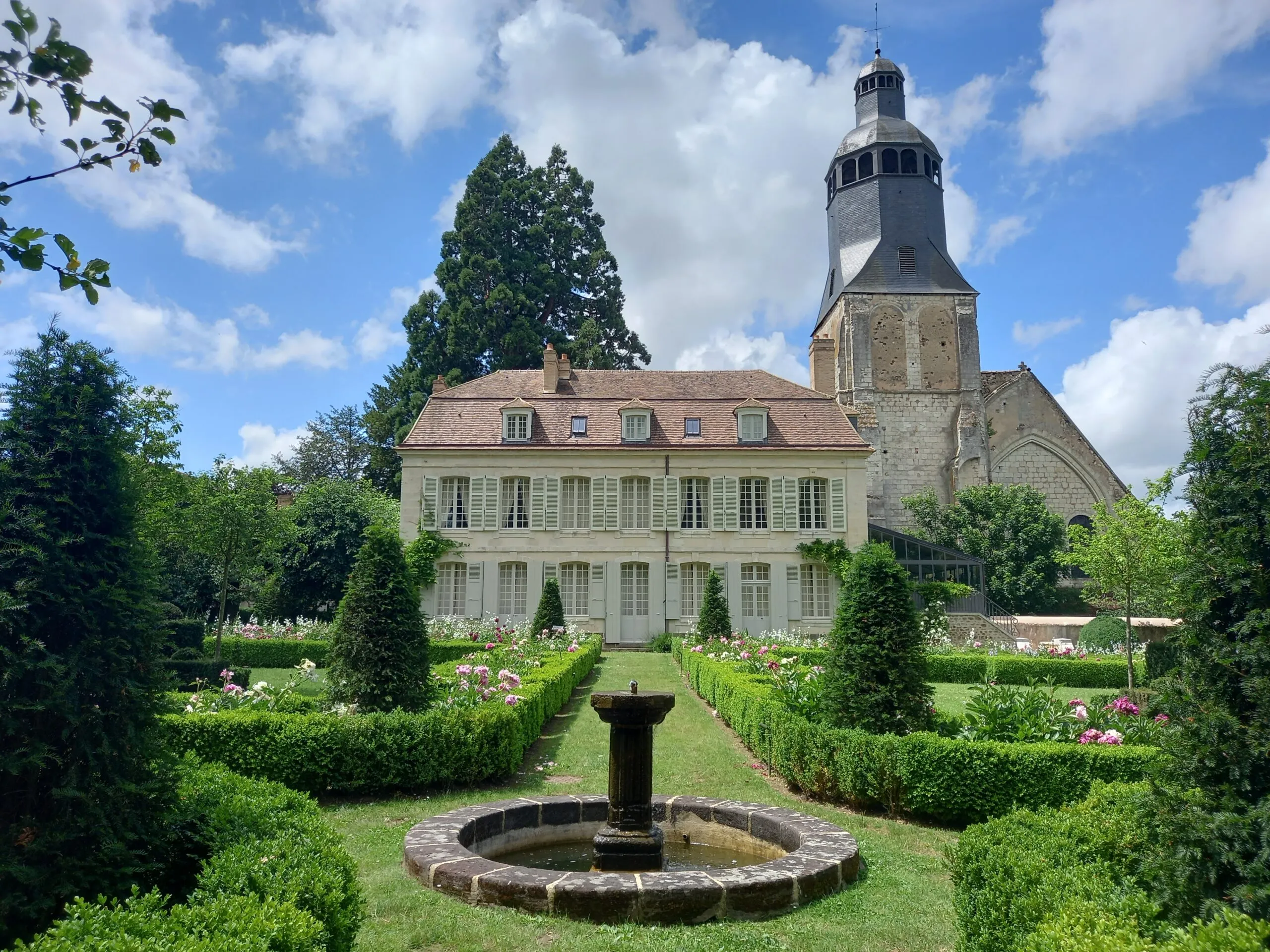 Les plus beaux châteaux autour du Mans et de Laval 1 Vue depuis le jardin