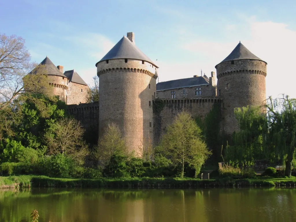 Les plus beaux châteaux autour du Mans et de Laval 10 Château de Lassay étang