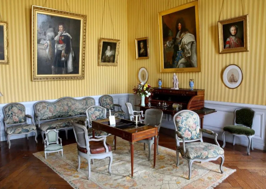 Chateau-de-Montgeoffroy—salon-bouton-d-or