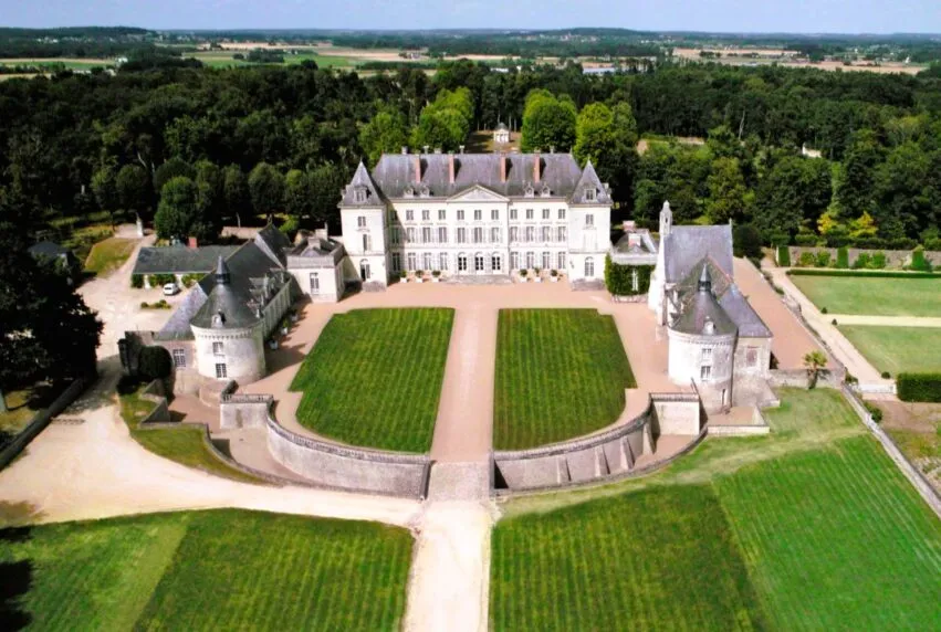 Chateau-de-Montgeoffroy—vue-aerienne