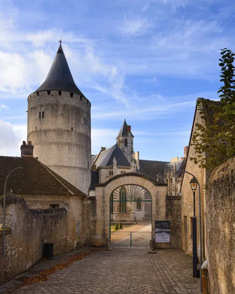 Les plus beaux châteaux autour du Mans et de Laval 4 Château de Châteaudun, vue depuis la place Jehan de Dunois