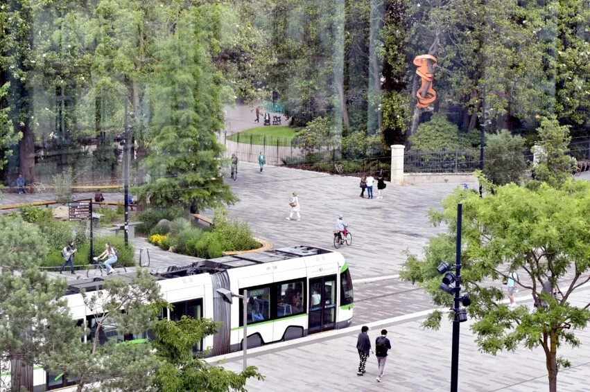 Le parvis de la gare, nouvelle entrée du jardin