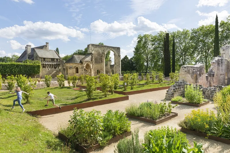 Les châteaux autour de Tours 4 Prieure_Saint_Cosme_jardins_enfants_stevens_Frémont