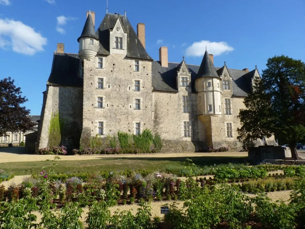À la découverte des châteaux proches d'Angers 9 chateaubauge1