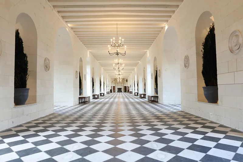 Catherine de Médicis en Val de Loire 3 Château de Chenonceau - La grande galerie au-dessus du Cher.