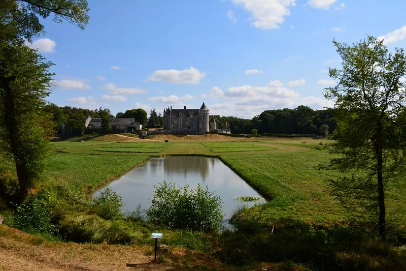 Château de Montpoupon – Miroir d&rsquo;eau et promenade forestière
