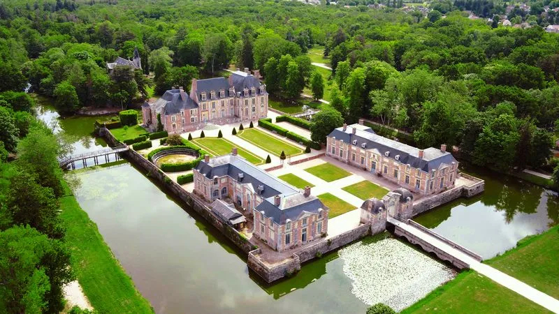 patrimoine-la-ferte-saint-aubin-chateau-entree-gauche