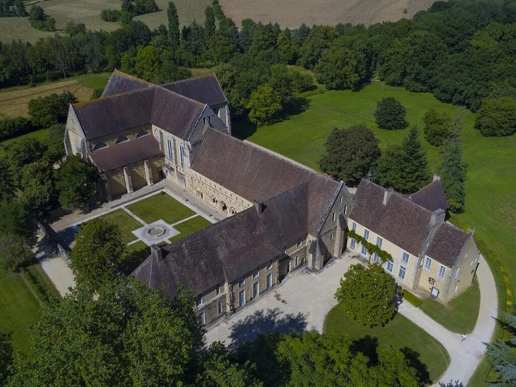 Les plus beaux châteaux autour du Mans et de Laval 7 Abbaye_Epau_Vue-aérienne29