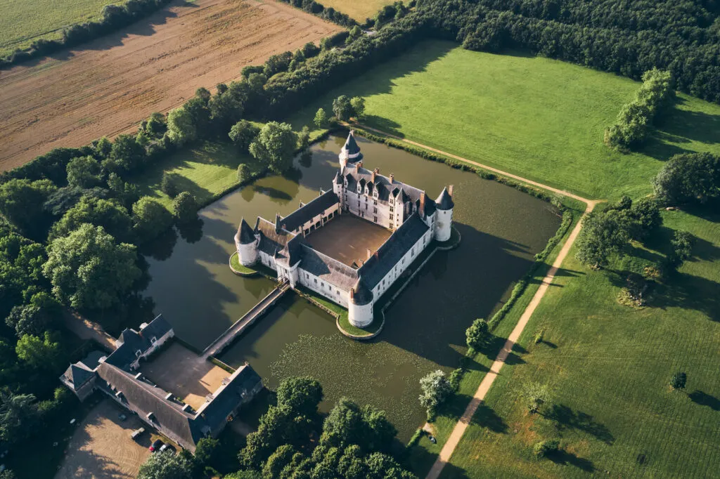 À la découverte des châteaux proches d'Angers 10 https://reservation.destination-angers.com/medias/images/prestataires/2807225-chateau_du_plessis_bourre_copyright_alexandre_lamoureux_destination_angers_14674.png_2