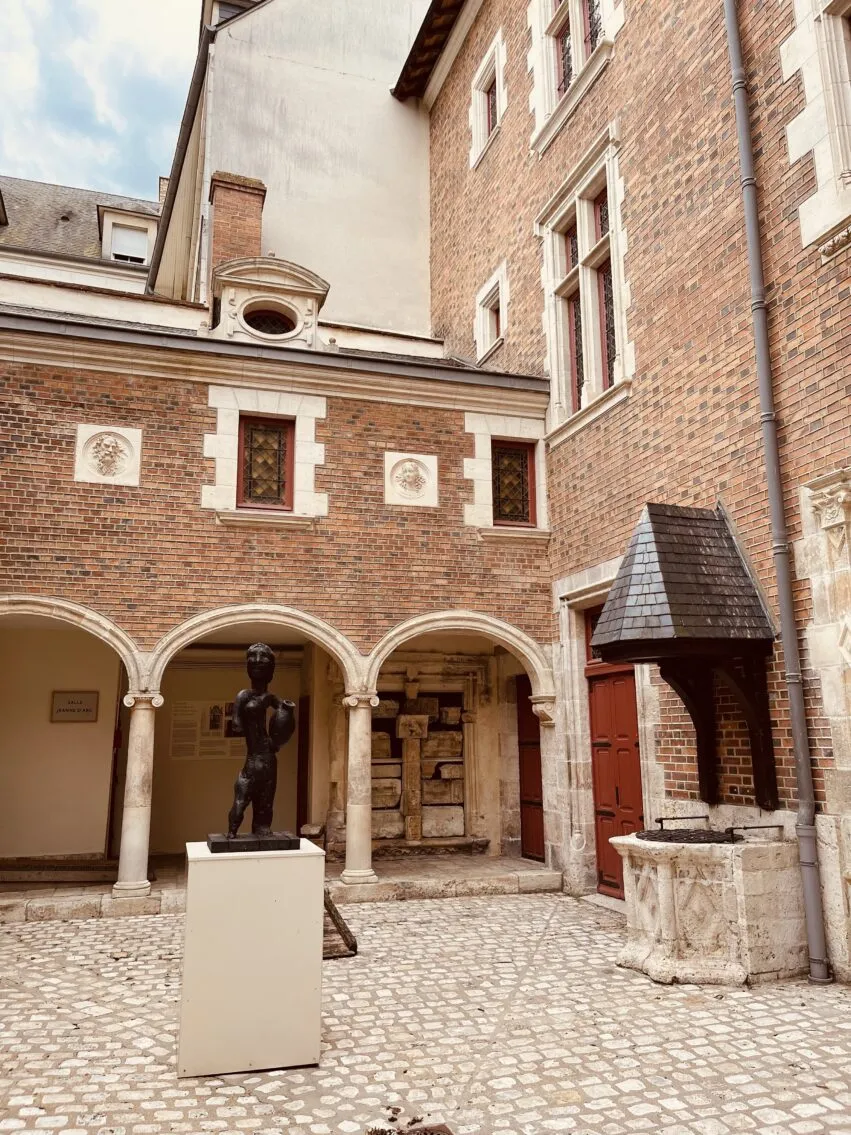 Cour de l&rsquo;Hôtel Cabu